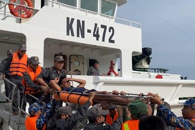 Đưa 32 ngư dân bị nạn về đảo Trường Sa, tiếp tục tìm kiếm 19 người mất liên lạc