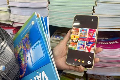 Phụ huynh TP Hồ Chí Minh xếp hàng mua sách giáo khoa xuyên lễ