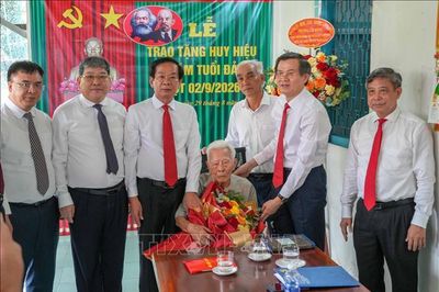 Trao Huy hiệu 80 năm tuổi Đảng tặng đảng viên lão thành tại Cần Thơ