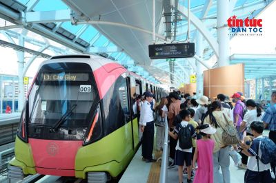 Người dân Thủ đô phấn khởi sử dụng hệ thống giao thông công cộng miễn phí