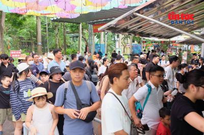 Các điểm di tích và khu vui chơi tại Hà Nội đông khách trong ngày đầu nghỉ lễ