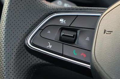 Đi cao tốc với cruise control và ACC, tài xế ô tô cần lưu ý gì để tránh đại họa?