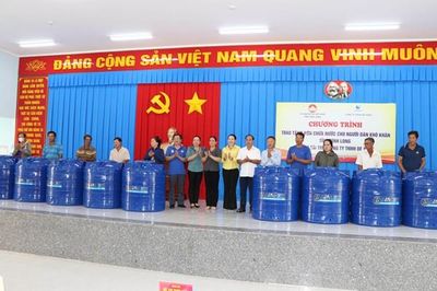 Vĩnh Long trao 160 bồn chứa nước giúp dân xã đảo ứng phó hạn mặn