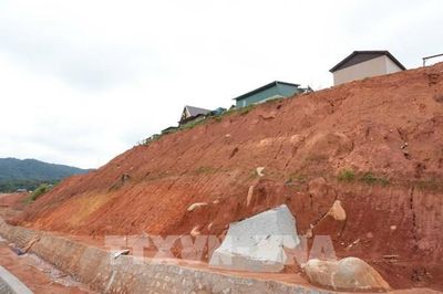 Lâm Đồng công bố tình huống khẩn cấp do sạt lở, bảo vệ 15 hộ dân