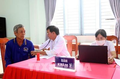 Vĩnh Long đưa dịch vụ y tế miễn phí về tận ấp, khóm cho người dân