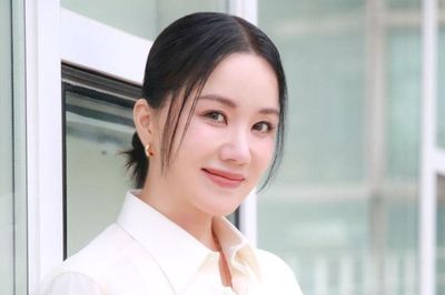 Uhm Jung Hwa tiết lộ bí quyết giữ dáng và chăm da ở tuổi U60