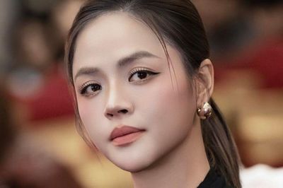 Thu Quỳnh nói lời chào khán giả