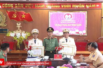 Dấu son cống hiến dưới cờ Đảng