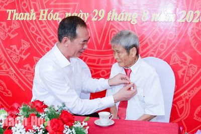 Phó Bí thư Tỉnh ủy Trịnh Tuấn Sinh trao Huy hiệu 80 năm tuổi Đảng cho các đảng viên lão thành