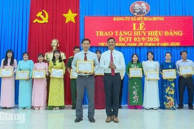 Mỹ Hòa Hưng trao 17 giải cuộc thi tìm hiểu Văn kiện Đại hội Đảng