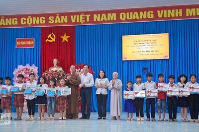 Học sinh 3 xã Vĩnh Trạch, Phú Hòa, Định Mỹ nhận quà năm học mới