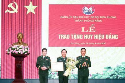 Đảng ủy Bộ đội Biên phòng Đà Nẵng trao tặng Huy hiệu Đảng cho đảng viên