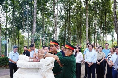 Về Nước Oa, chạm vào ký ức một thời hoa lửa