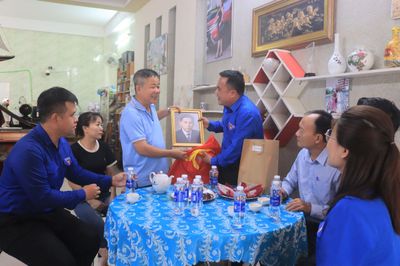 Thành đoàn Đồng Nai trao ảnh phục dựng của liệt sĩ, Mẹ Việt Nam anh hùng, người có công đợt 2