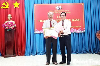 Đồng chí Trần Thanh Nguyên trao Huy hiệu Đảng tại xã Tân Thuận Bình