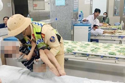 Cảnh sát giao thông đưa bé trai bị sốt cao, co giật cấp cứu kịp thời