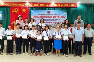 Gia Lai: Trao học bổng cho 18 học sinh, sinh viên mồ côi, vượt khó