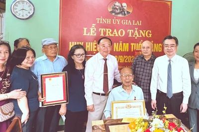 Trưởng Ban Chính sách, chiến lược Trung ương Nguyễn Thanh Nghị trao Huy hiệu 80 năm tuổi Đảng tại tỉnh Gia Lai