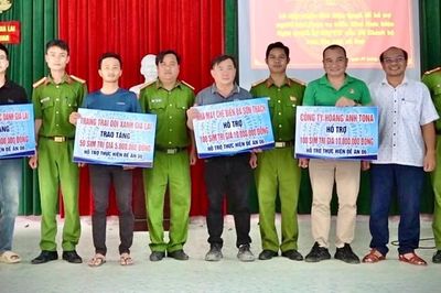 Xã Uar tiếp nhận 280 sim điện thoại hỗ trợ người dân chuyển đổi số