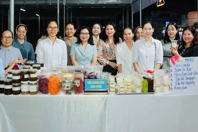 Khi phiên chợ không dừng ở gian hàng