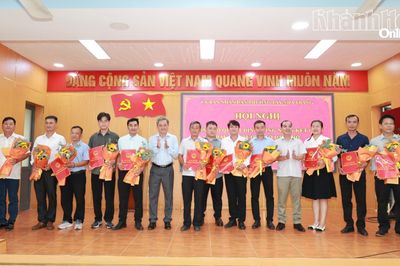 UBND phường Tây Nha Trang trao quyết định công nhận 47 tổ trưởng tổ dân phố
