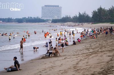 Đông đảo du khách về biển Bình Sơn - Ninh Chử ngày đầu nghỉ lễ 2-9