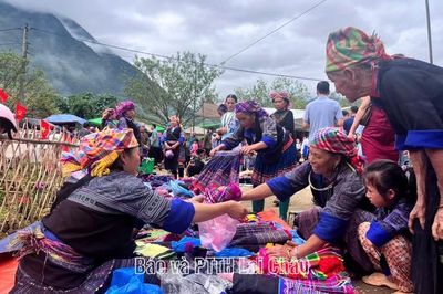 Rộn ràng chợ phiên Tà Mung chào mừng Tết Độc lập