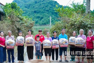 Trao hỗ trợ người dân vũng lũ xã Tân Đoàn