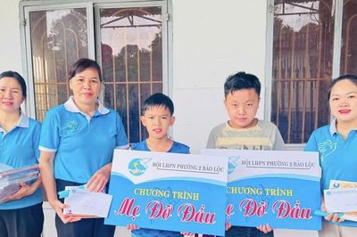 Phụ nữ Lâm Đồng tiếp sức học sinh vùng khó trước năm học mới