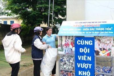 Xã Cát Tiên gom rác tái chế, góp quỹ yêu thương