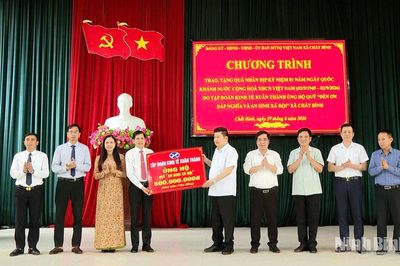 Tập đoàn Kinh tế Xuân Thành trao tặng quà tại xã Chất Bình