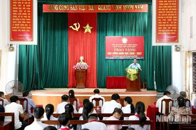 Trao học bổng Quỹ "Học tập suốt đời" cho học sinh có hoàn cảnh khó khăn