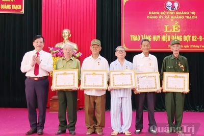 Xã Quảng Trạch: Trao tặng Huy hiệu Đảng cho 90 đảng viên đợt 2/9