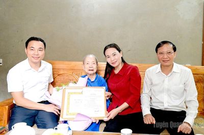 Các đồng chí lãnh đạo tỉnh trao Huy hiệu Đảng đợt 2-9 ch các đảng viên lão thành