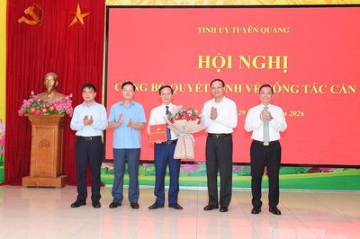 Công bố quyết định về công tác cán bộ tại Đảng ủy phường Minh Xuân