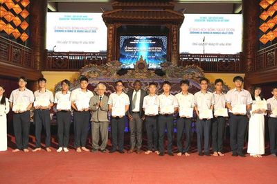 Trao 215 suất học bổng Vallet cho học sinh, sinh viên