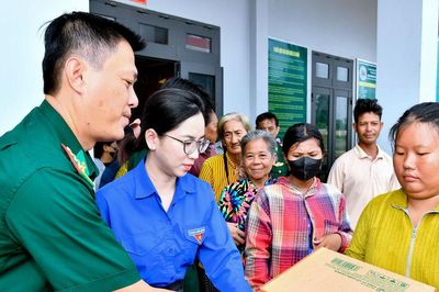 TP. Cần Thơ: Bộ đội Biên phòng trao tặng 100 phần quà đến các gia đình khó khăn