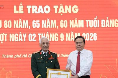 Chủ tịch Quốc hội Trần Thanh Mẫn trao Huy hiệu Đảng tặng đảng viên lão thành tại Thành phố Hồ Chí Minh