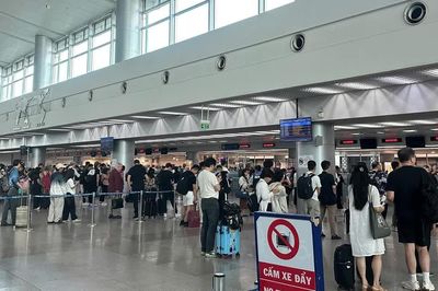 Khách nườm nượp ra bến xe, nhà ga ở TP Hồ Chí Minh trong ngày đầu nghỉ lễ