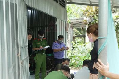 Con gái tá hỏa phát hiện cha cầm dao đâm mẹ trong phòng ngủ