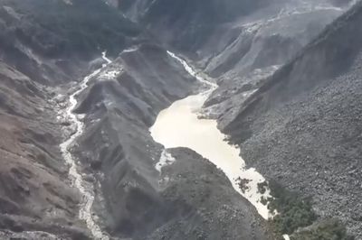 Hồ nước tràn bờ tại biên giới Nepal - Trung Quốc