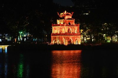 Hồ Hoàn Kiếm rực rỡ sắc màu, hấp dẫn du khách dịp Quốc khánh