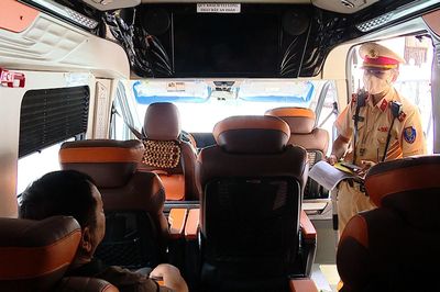 Công an Hà Nội kiểm tra xe khách trước giờ xuất bến