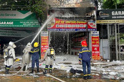 Nhanh chóng dập tắt đám cháy gara ô tô trên đường Lê Quang Đạo