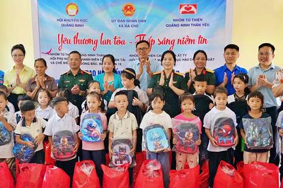 Hội Khuyến học Quảng Ninh và nhà tài trợ tặng quà, học bổng cho học sinh khó khăn tại Ba Chẽ