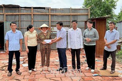 U Minh hỗ trợ hộ dân có nhà bị sập do lốc xoáy