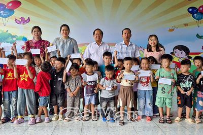Trao 535 suất quà mừng Tết Độc lập, tiếp sức học sinh khó khăn tại xã Đông Hải