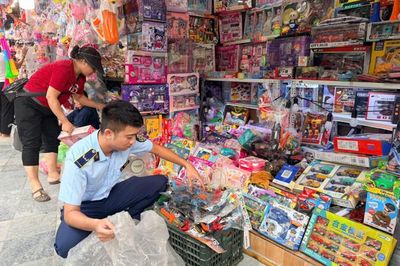 Hà Nội: Thu giữ, buộc tiêu hủy gần 1.500 sản phẩm phục vụ Tết Trung thu