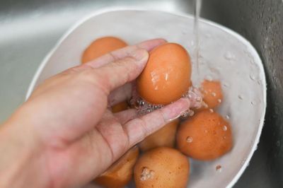 Có nên rửa trứng gà, trứng vịt trước khi cất vào tủ lạnh?