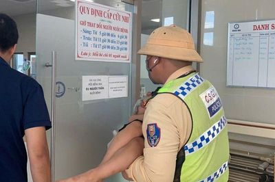 Khoảnh khắc CSGT bế, dỗ dành bé trai 4 tuổi sốt cao, co giật vào viện cấp cứu